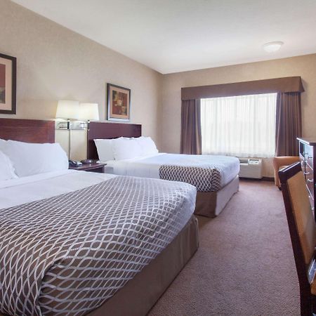 Ramada By Wyndham Camrose Hotel Ngoại thất bức ảnh