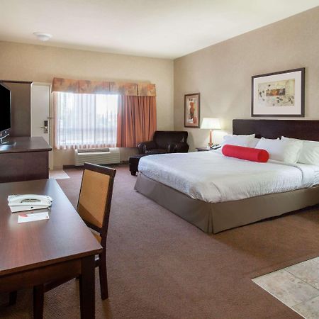 Ramada By Wyndham Camrose Hotel Ngoại thất bức ảnh