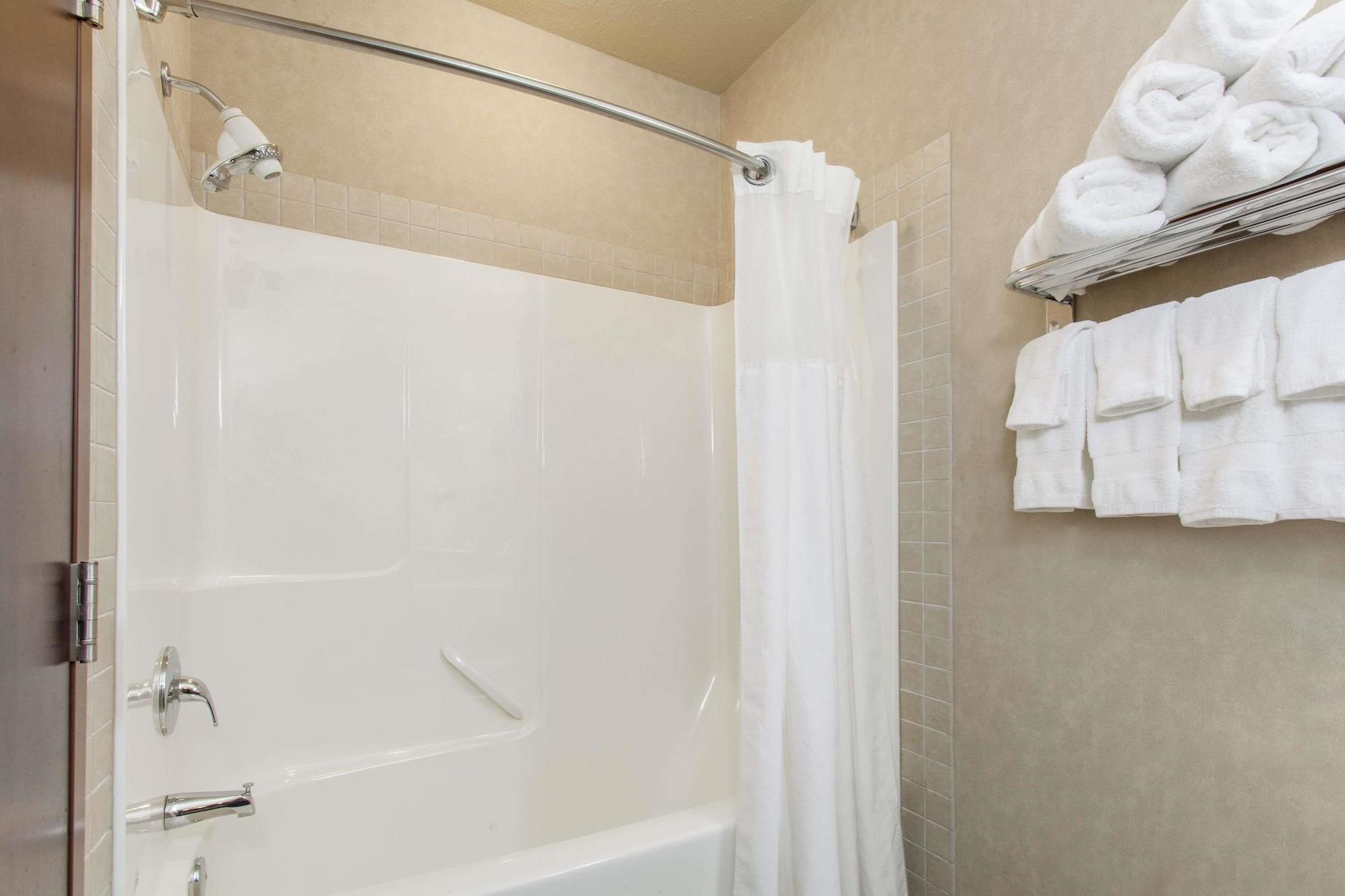 Ramada By Wyndham Camrose Hotel Ngoại thất bức ảnh