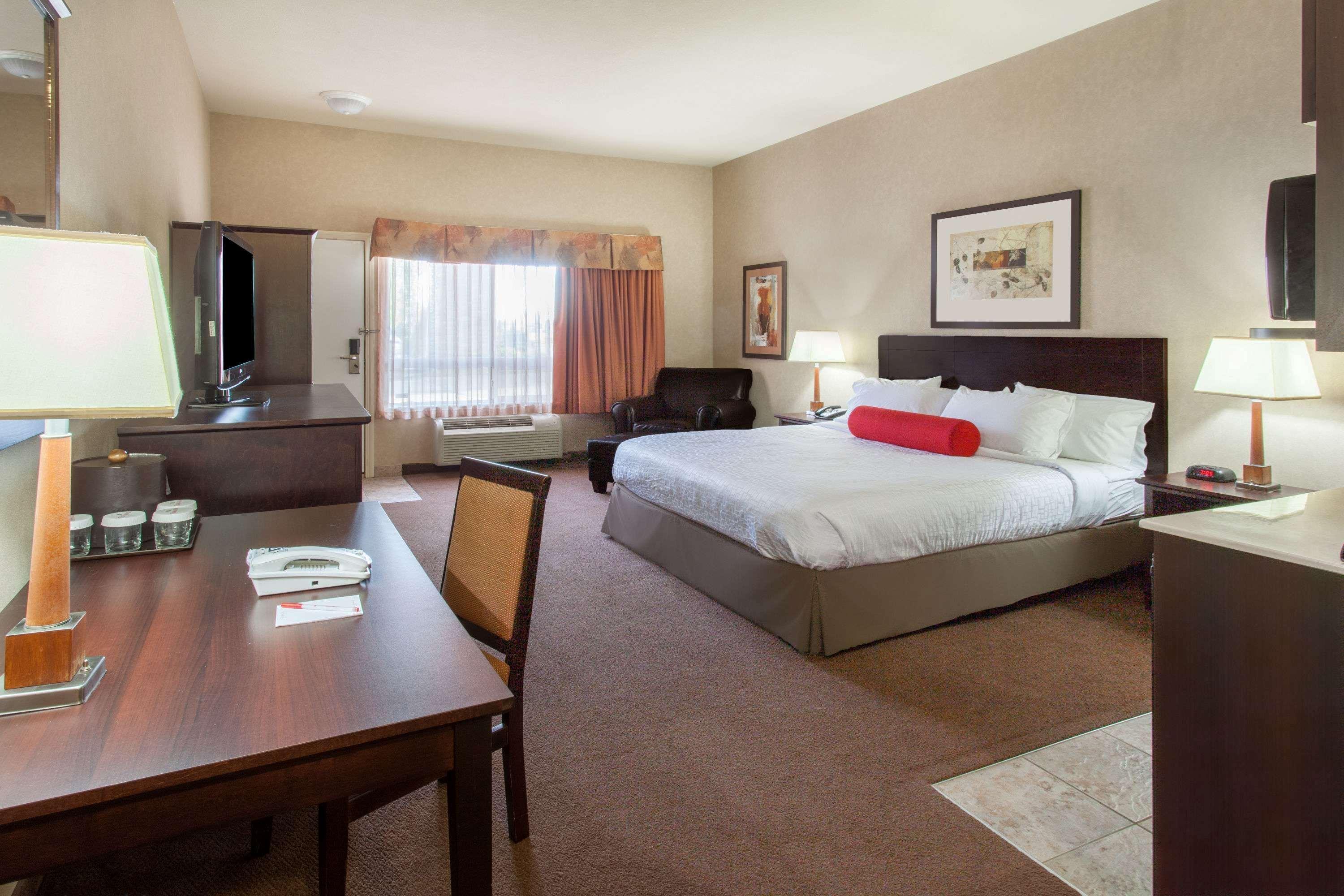Ramada By Wyndham Camrose Hotel Ngoại thất bức ảnh