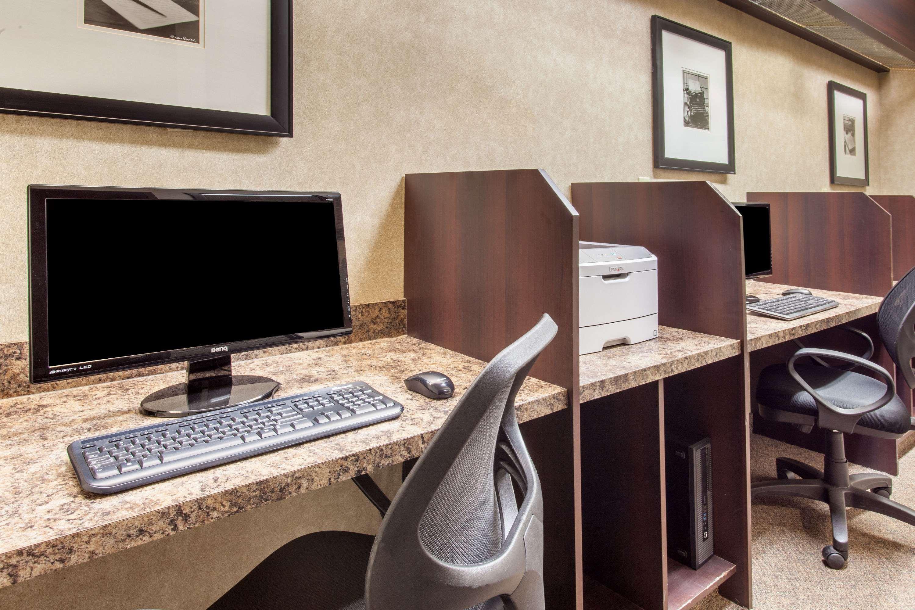 Ramada By Wyndham Camrose Hotel Ngoại thất bức ảnh