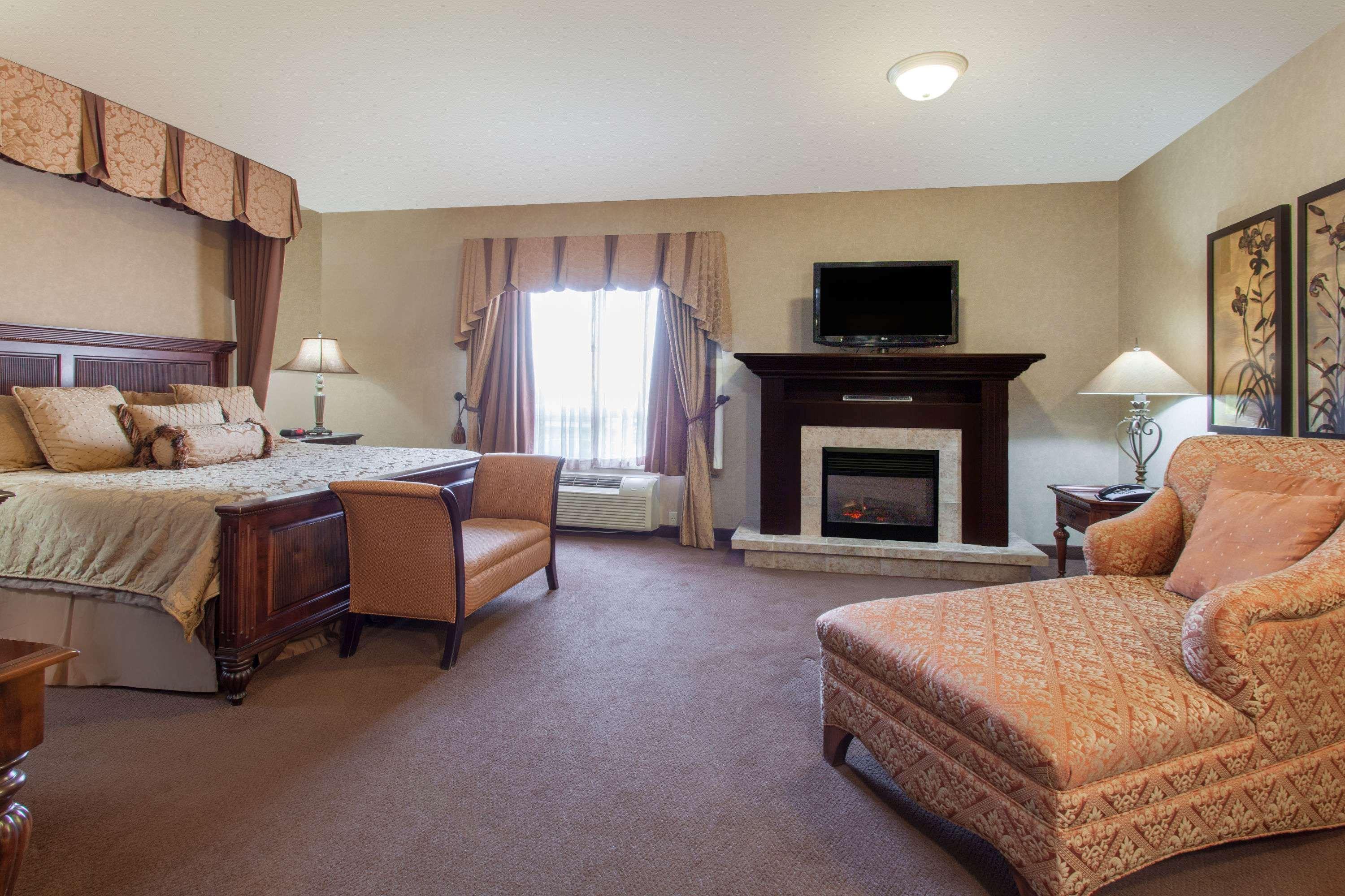 Ramada By Wyndham Camrose Hotel Ngoại thất bức ảnh