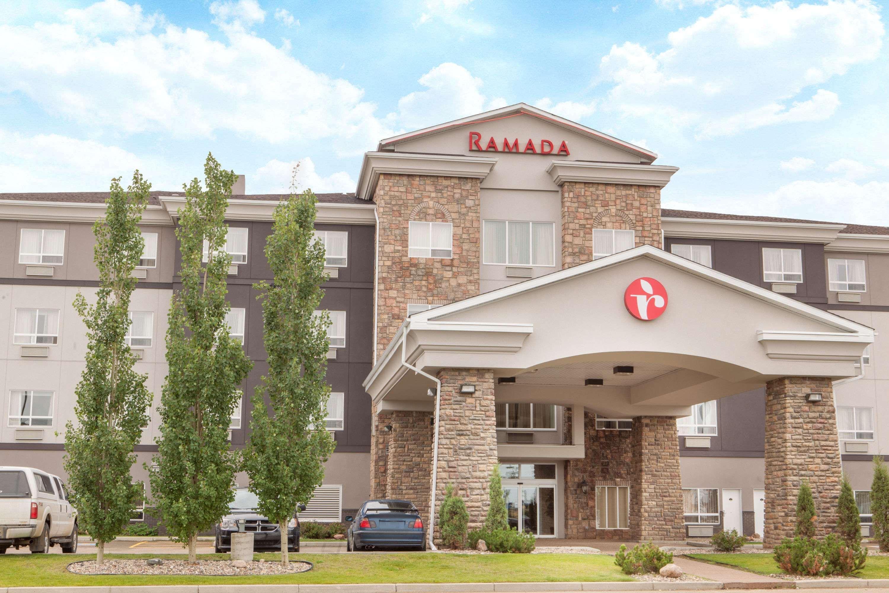 Ramada By Wyndham Camrose Hotel Ngoại thất bức ảnh