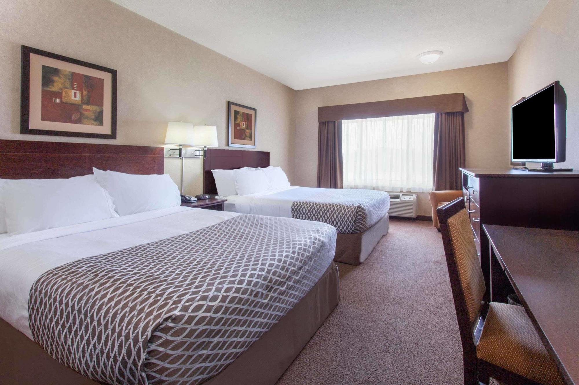 Ramada By Wyndham Camrose Hotel Ngoại thất bức ảnh