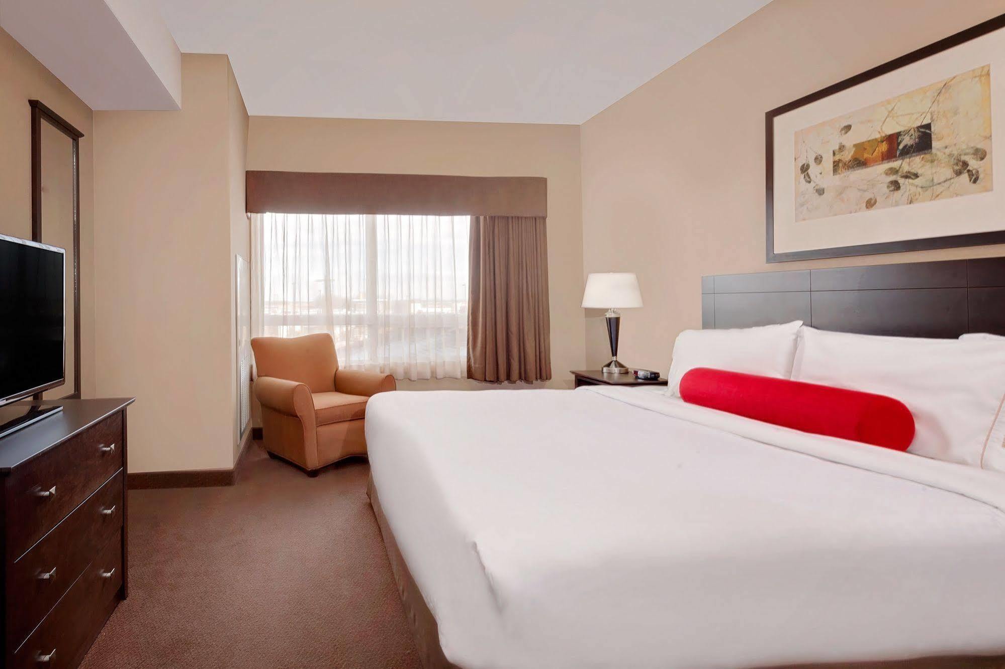 Ramada By Wyndham Camrose Hotel Ngoại thất bức ảnh